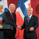 Kong Harald og President Piñera holdt felles pressekonferanse etter møtene i Presidentpalasset. Foto: Heiko Junge / NTB scanpix